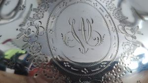 médaillon monogrammé